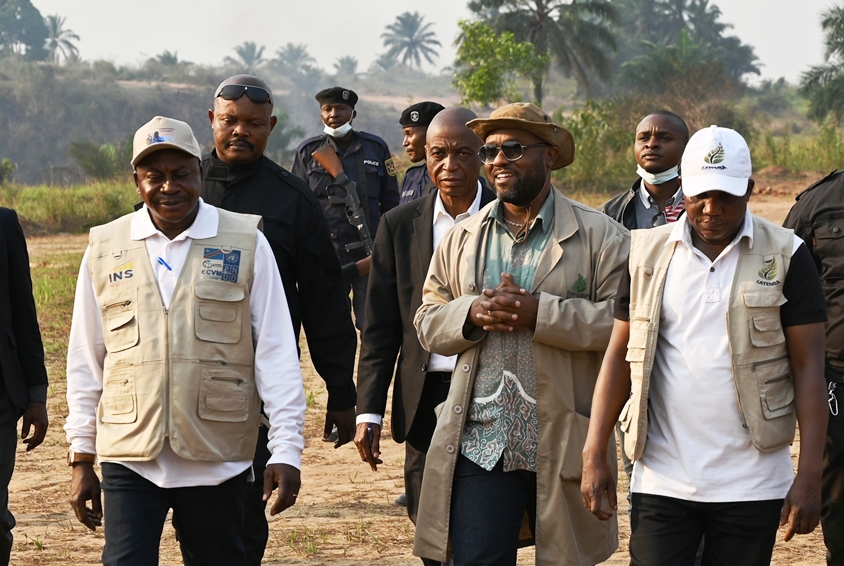 Le Gouverneur de la province du Kasaï Central en visite au site de Katende: un encouragement pour LATENBA et pour la province