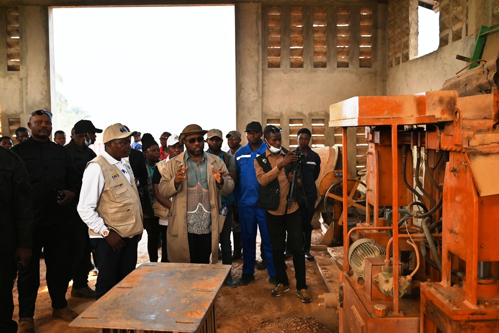 Le Gouverneur de la province du Kasaï Central en visite au site de Katende: un encouragement pour LATENBA et pour la province